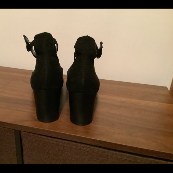 🖤Madeline Black Faux Suede Pumps w/ Ankle Straps and Block Heel🖤 - Picture 7 of 9